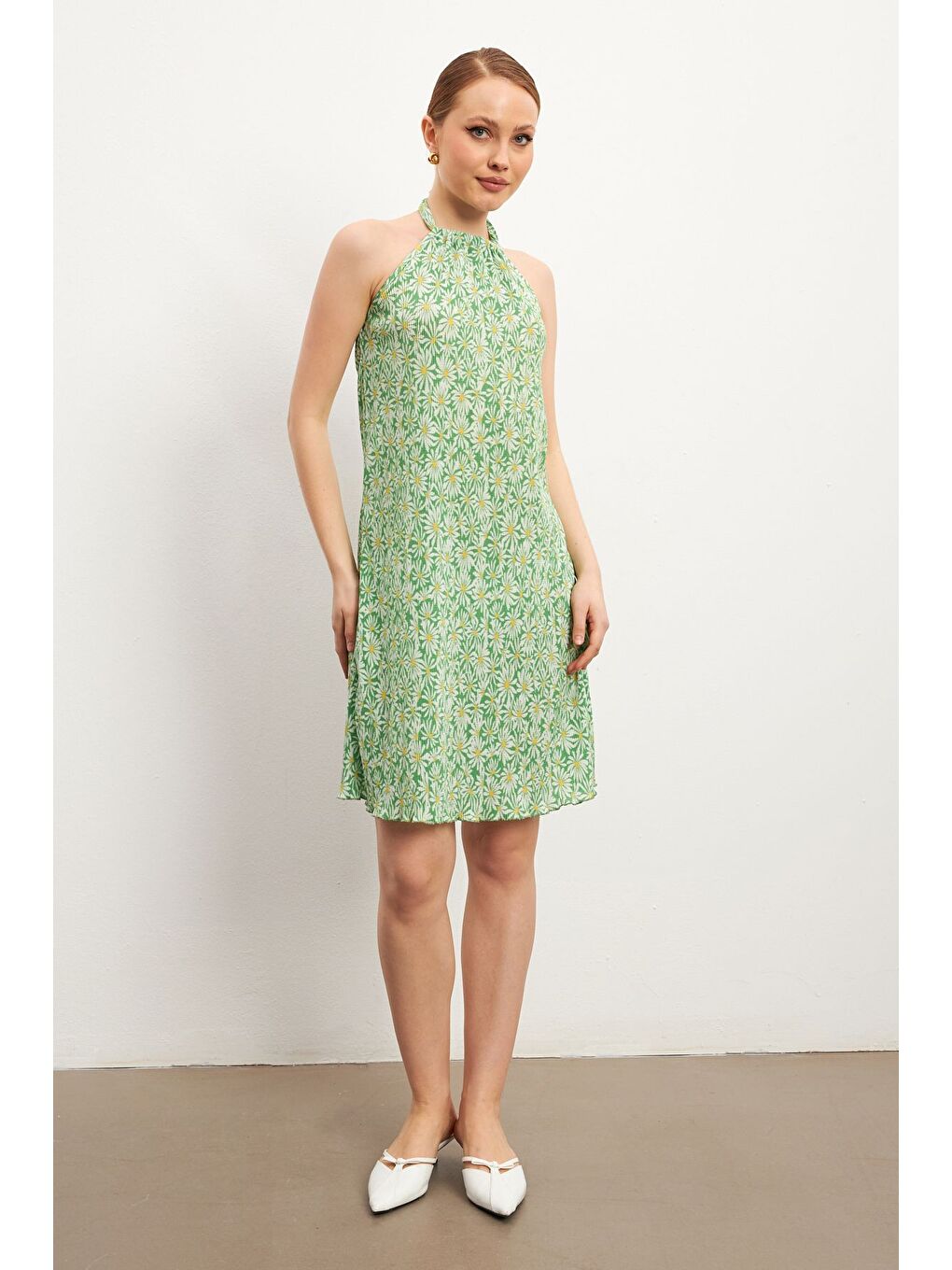 Kadın Yeşil Desenli Boyundan Bağlamalı Kısa Elbise-2
