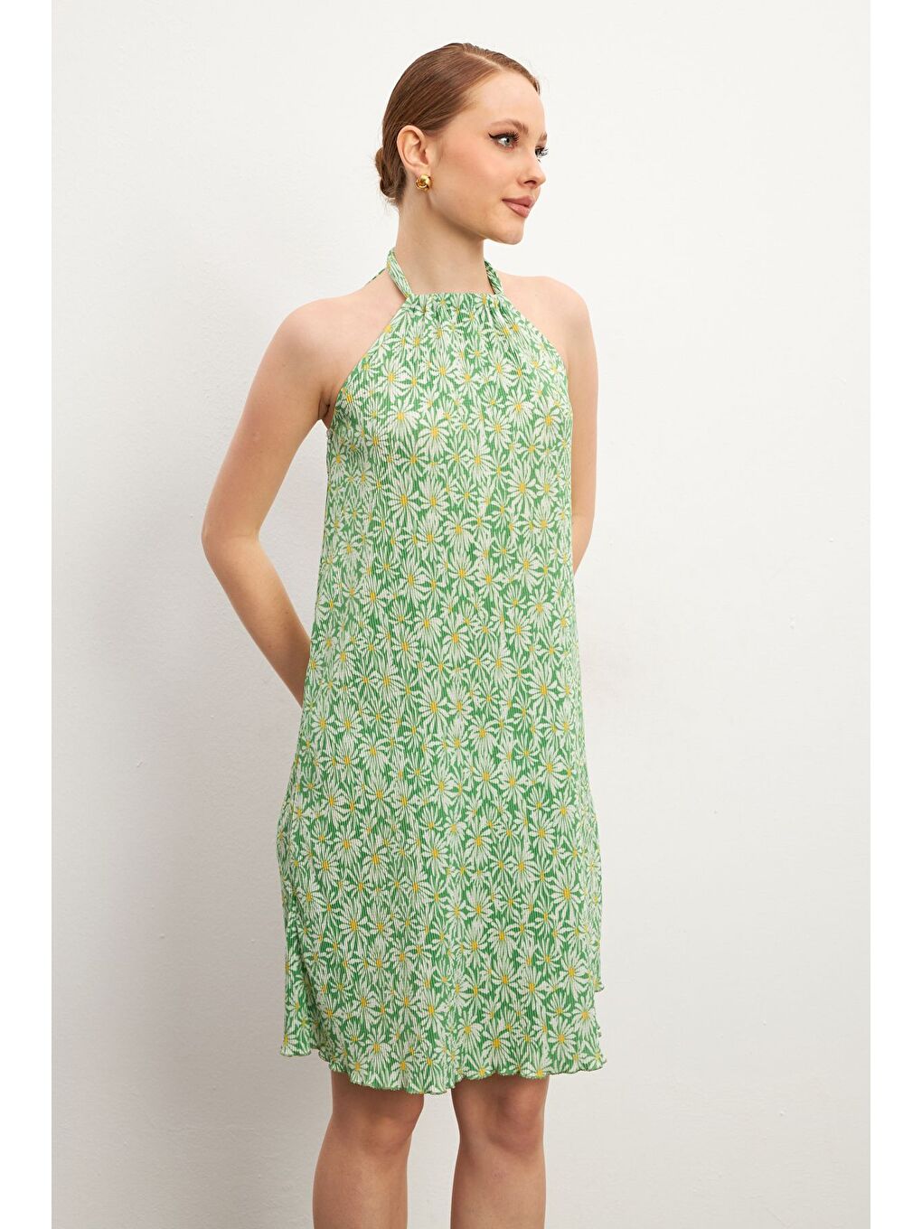 Kadın Yeşil Desenli Boyundan Bağlamalı Kısa Elbise-3