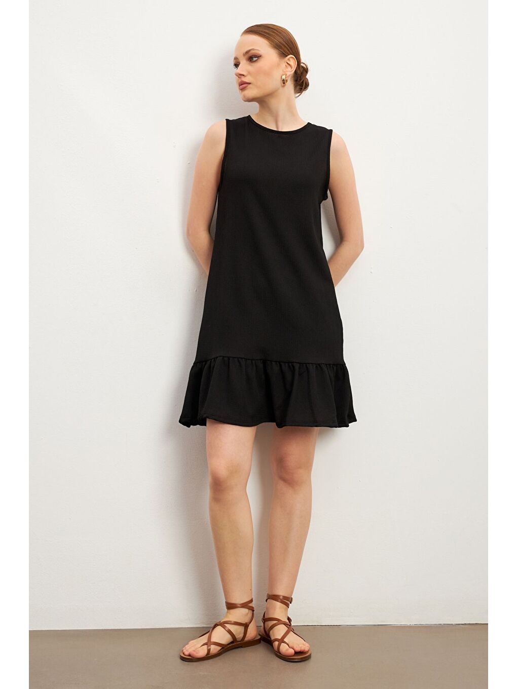 Kadın Siyah Bisiklet Yaka Kolsuz Krinkıl Elbise-1