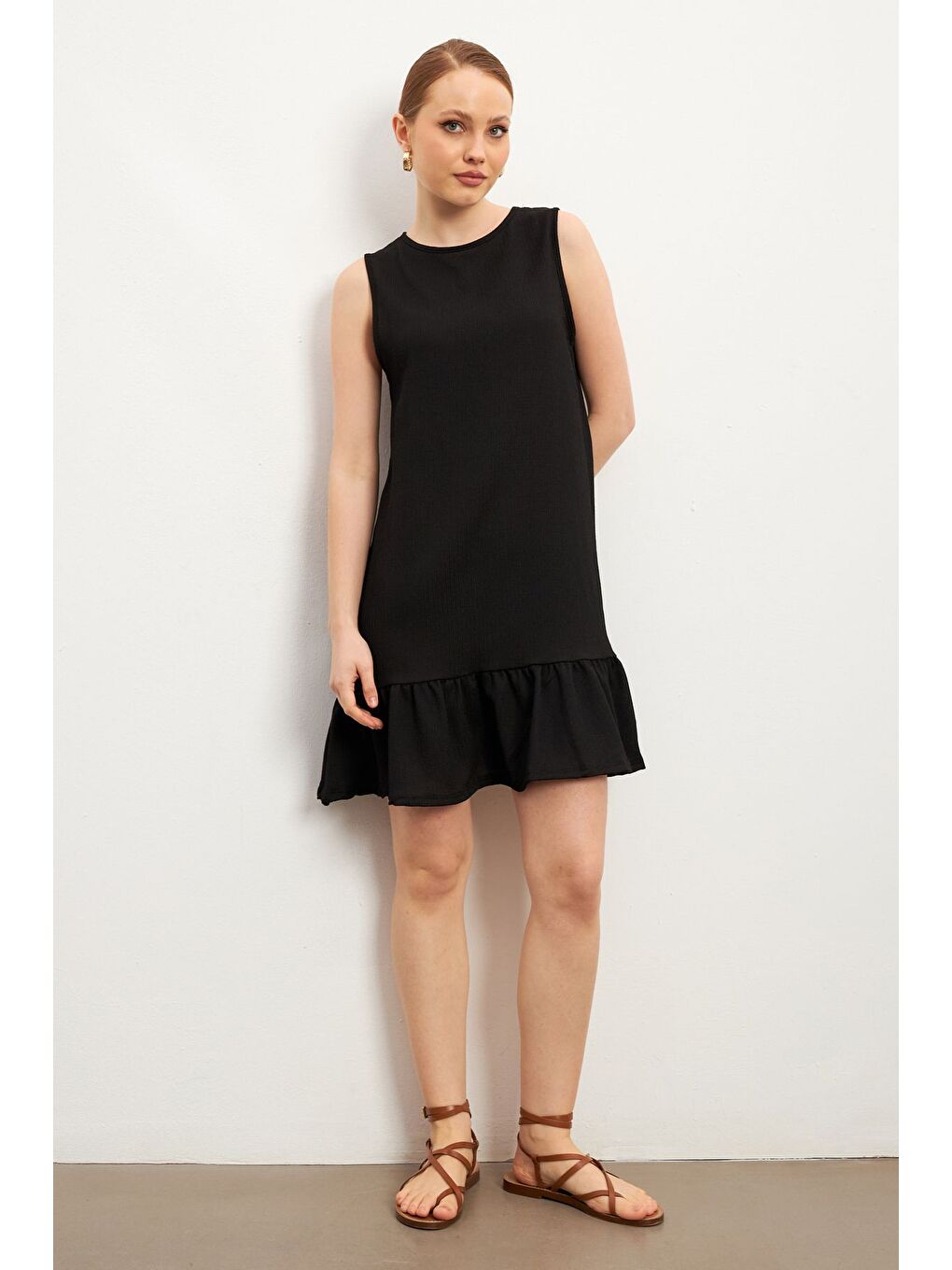 Kadın Siyah Bisiklet Yaka Kolsuz Krinkıl Elbise-2