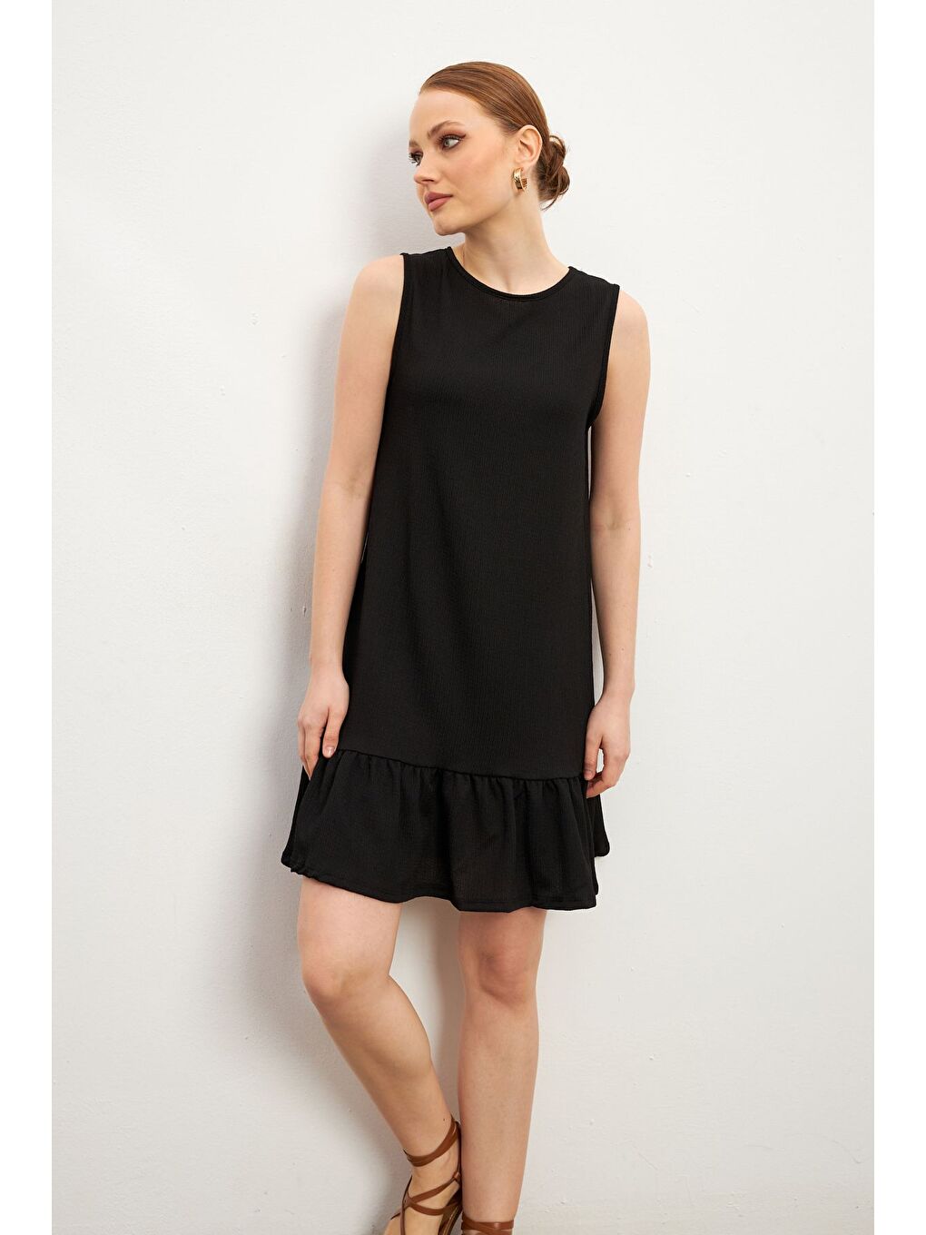 Kadın Siyah Bisiklet Yaka Kolsuz Krinkıl Elbise-3