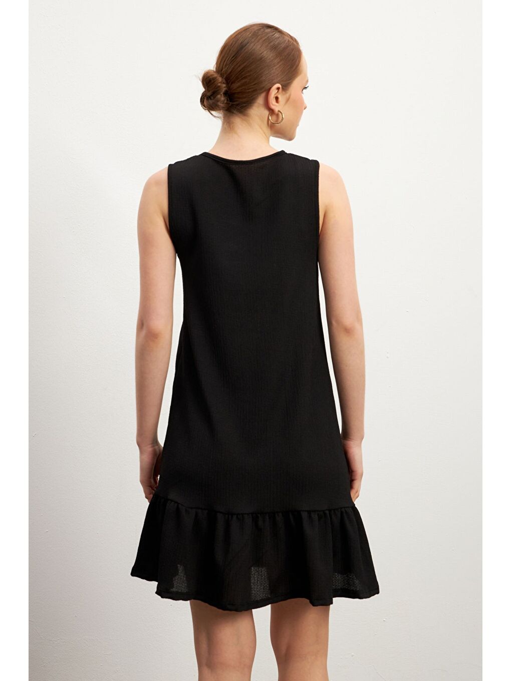 Kadın Siyah Bisiklet Yaka Kolsuz Krinkıl Elbise-4