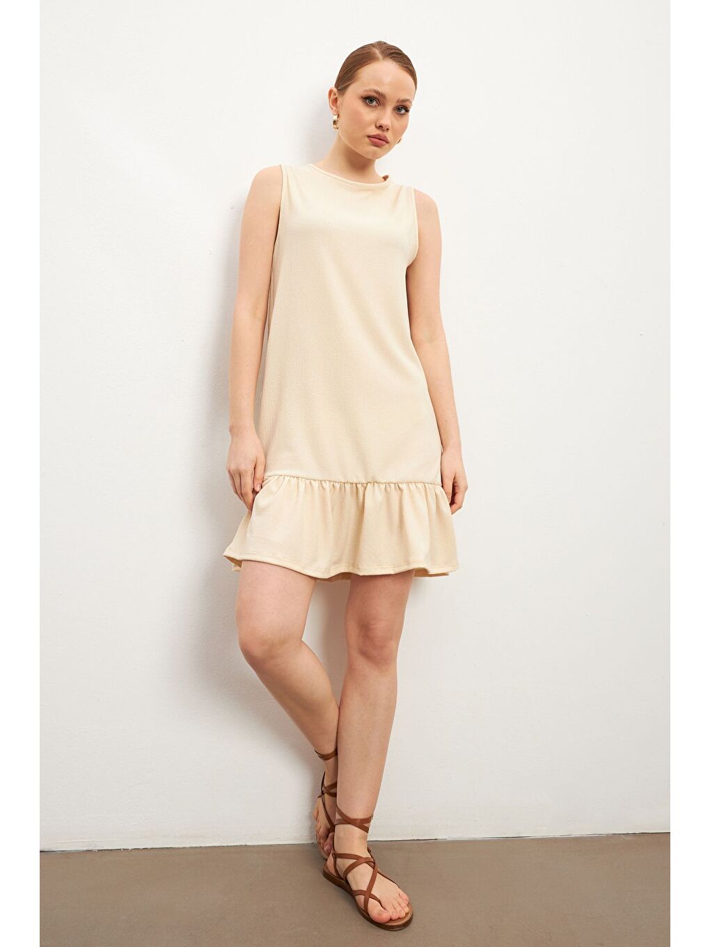 Kadın Bej Bisiklet Yaka Kolsuz Krinkıl Elbise-2