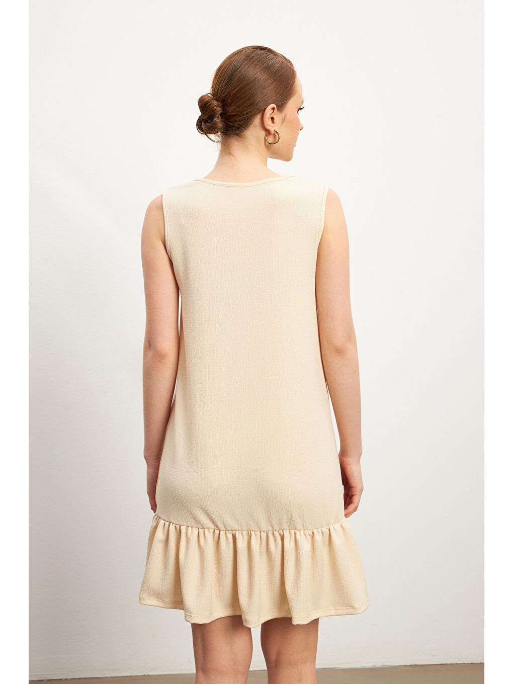 Kadın Bej Bisiklet Yaka Kolsuz Krinkıl Elbise-4