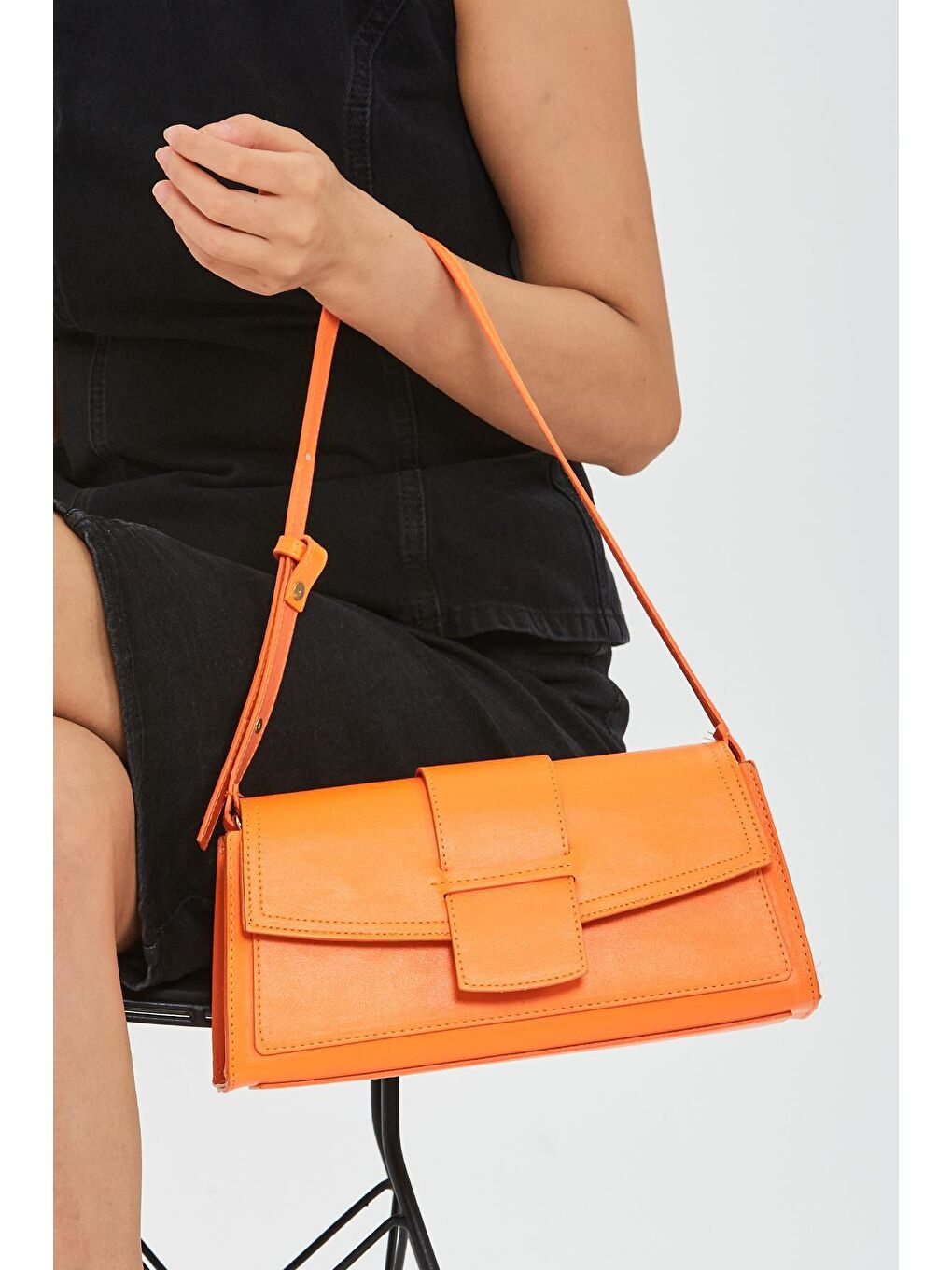 Turuncu Geçme Detaylı Kapaklı Kadın Çanta