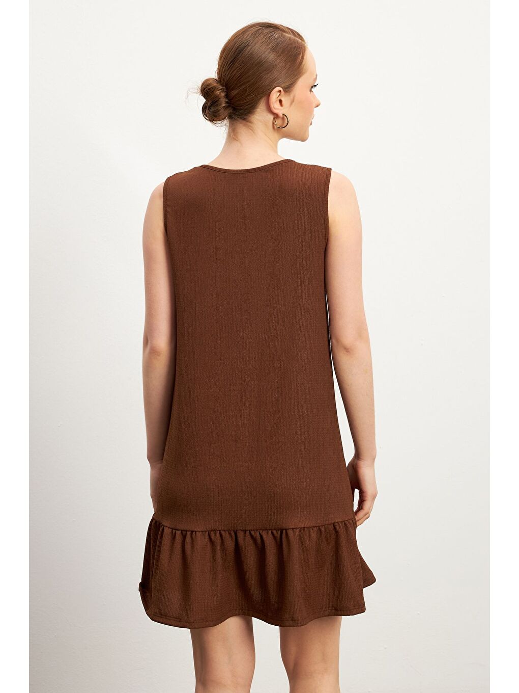 Kadın Kahverengi Bisiklet Yaka Kolsuz Krinkıl Elbise-4