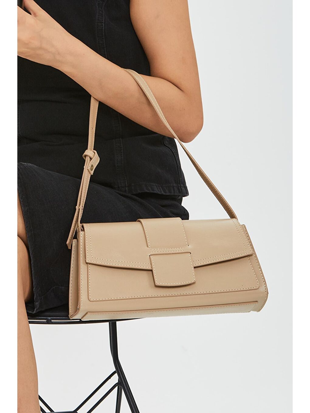 Bej Geçme Detaylı Kapaklı Kadın Çanta-1