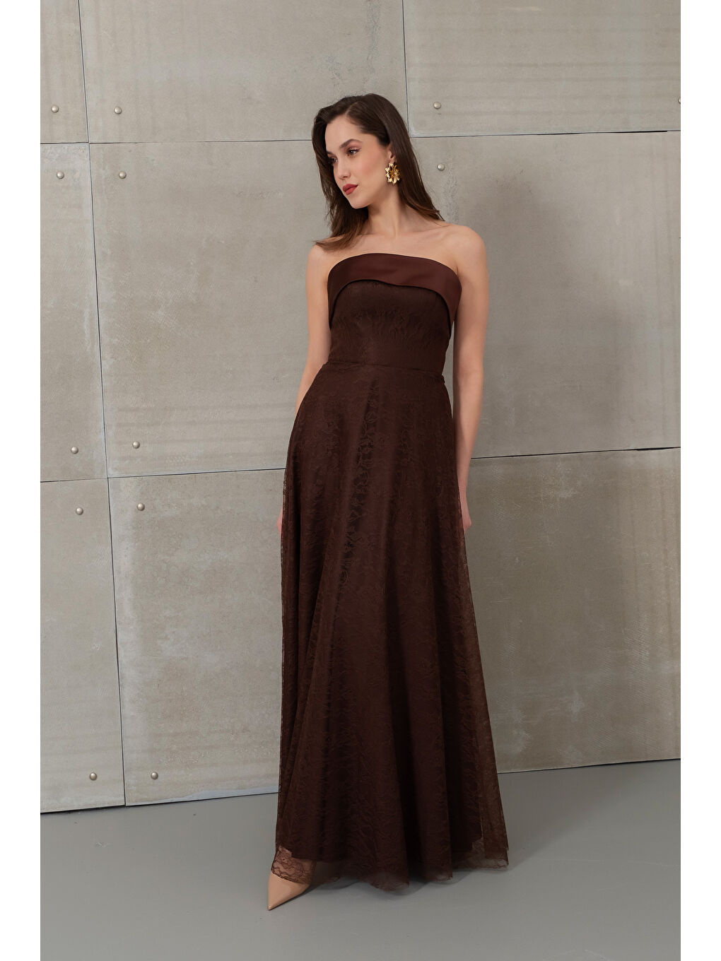 Kadın Kahverengi Straplez Yaka Uzun Dantelli Abiye Elbise-1