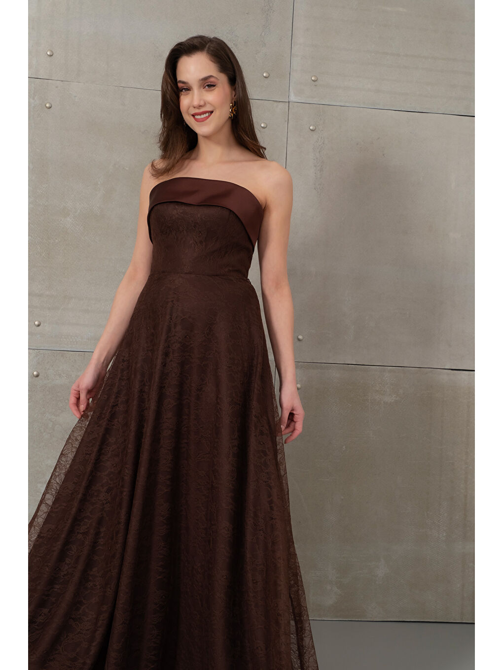 Kadın Kahverengi Straplez Yaka Uzun Dantelli Abiye Elbise-2