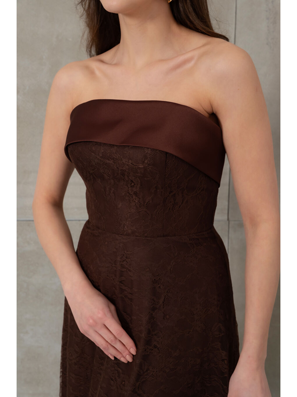 Kadın Kahverengi Straplez Yaka Uzun Dantelli Abiye Elbise-3