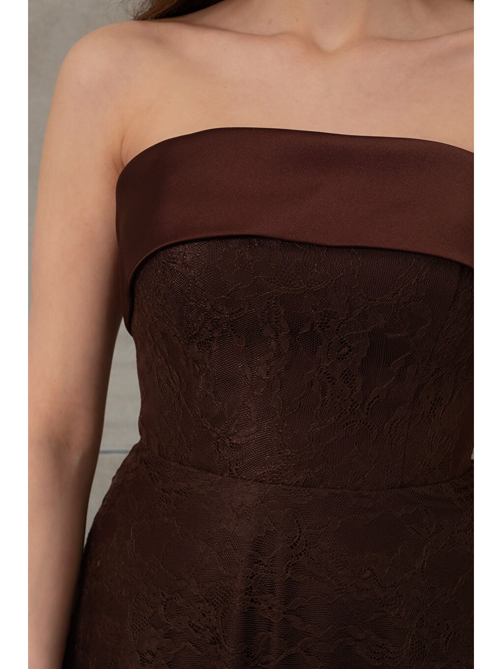 Kadın Kahverengi Straplez Yaka Uzun Dantelli Abiye Elbise-4