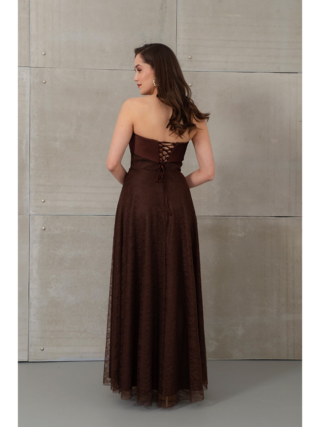 Kadın Kahverengi Straplez Yaka Uzun Dantelli Abiye Elbise-5