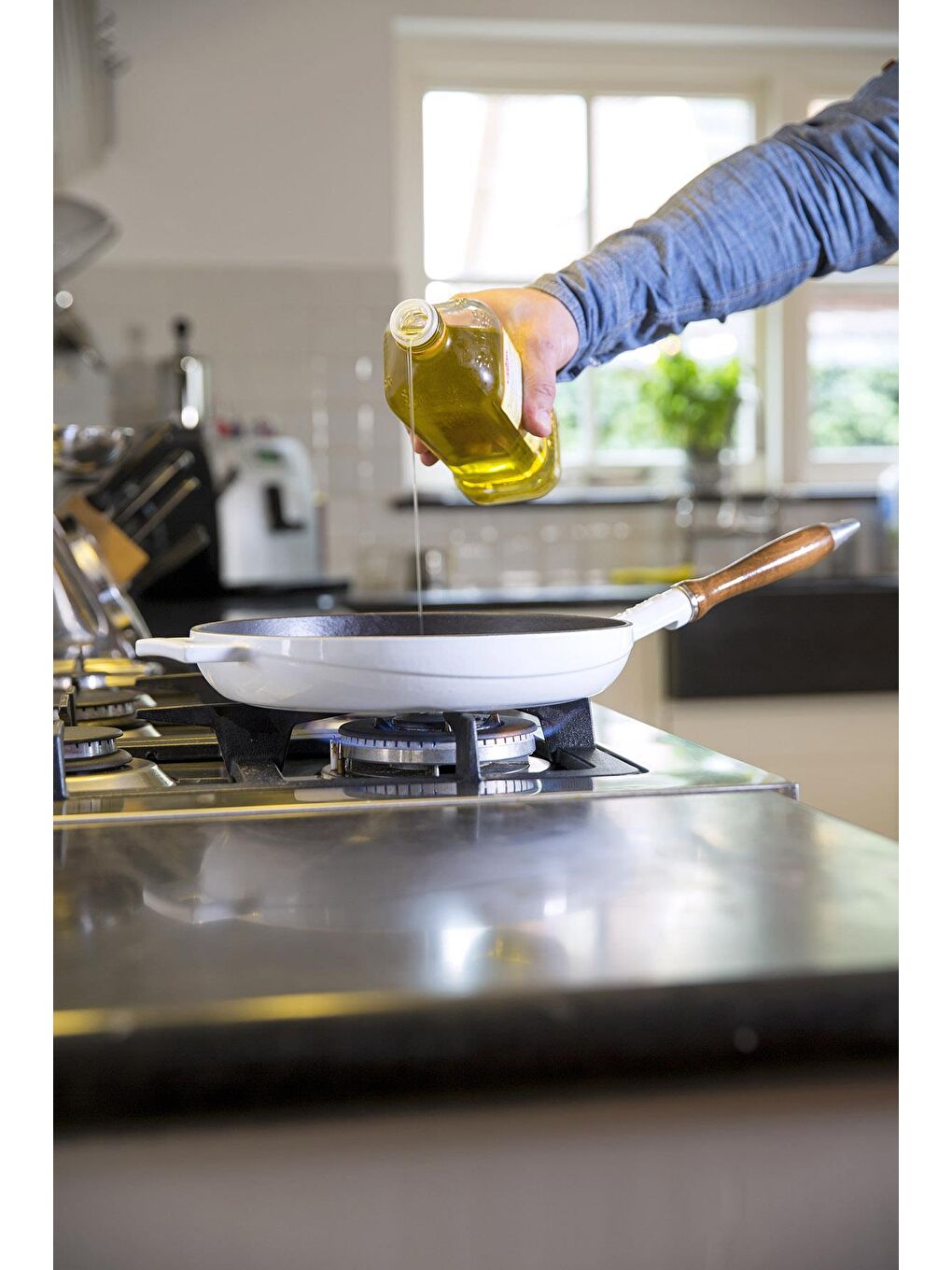 Turuncu Yuvarlak Kızartma Tavası Cam Kapaklı Döküm Demir ve Ahşap Saplı Çap(Ø)28cm.-4