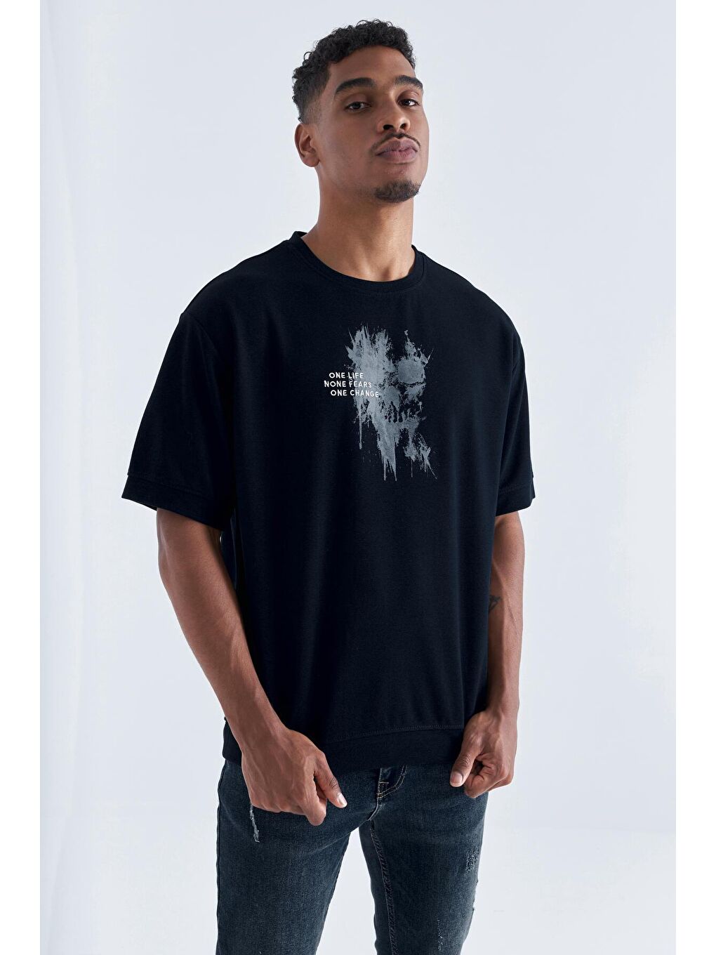 Siyah Baskılı Yazı Nakışlı O Yaka Erkek Oversize Tişört  - 88105