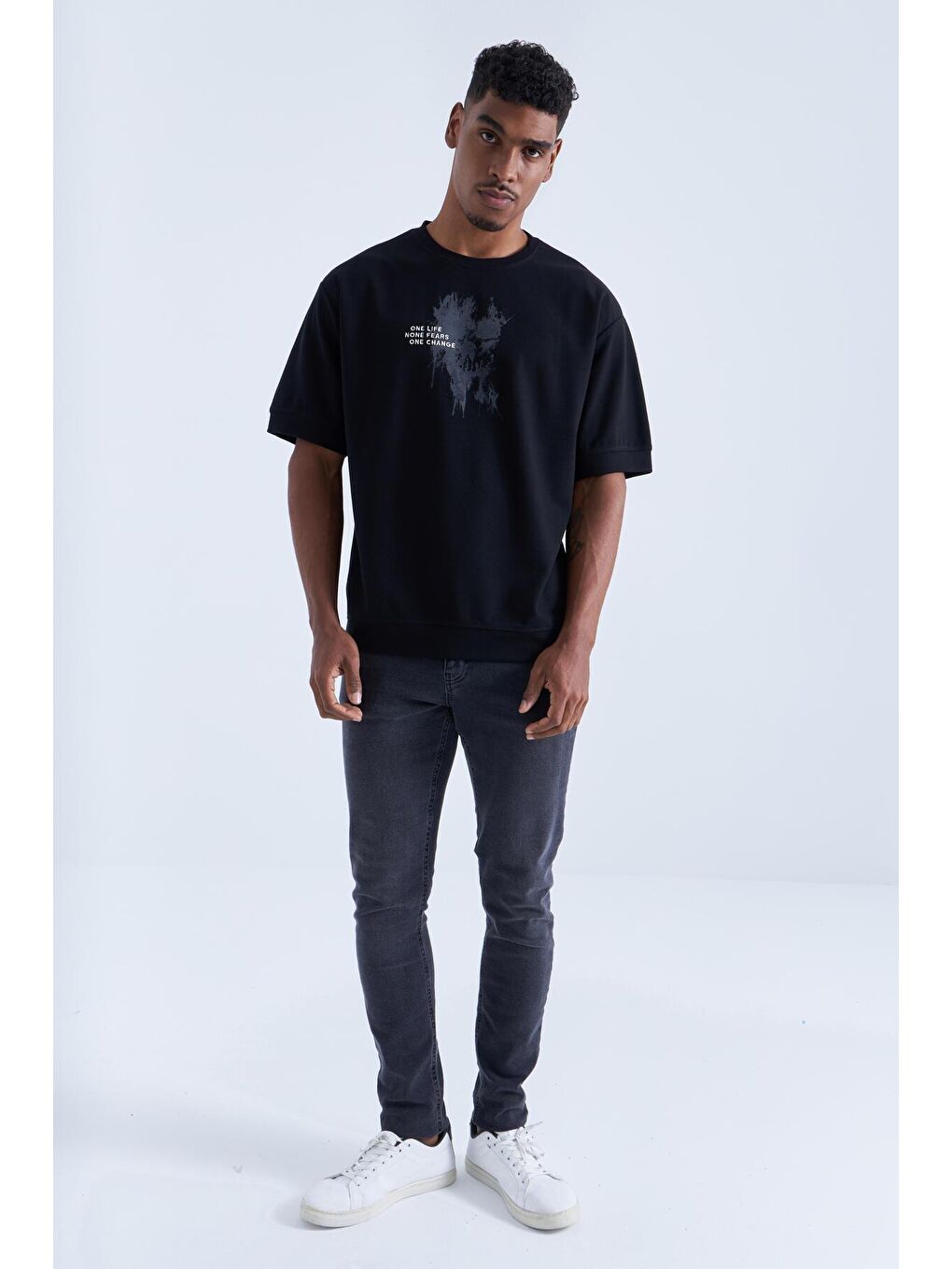 Siyah Baskılı Yazı Nakışlı O Yaka Erkek Oversize Tişört  - 88105-1