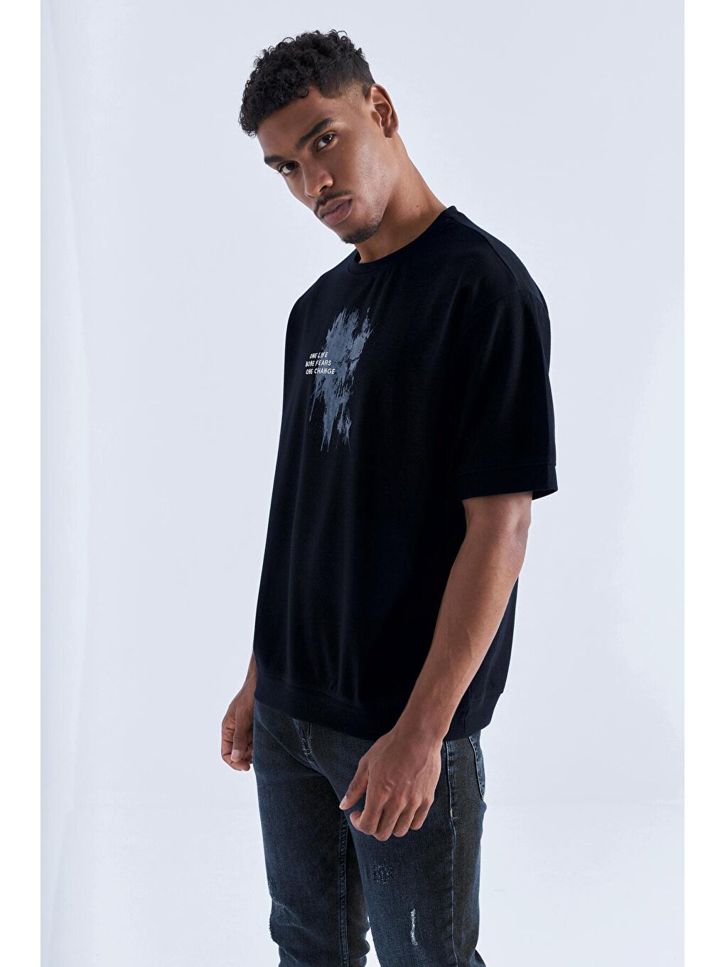 Siyah Baskılı Yazı Nakışlı O Yaka Erkek Oversize Tişört  - 88105-2