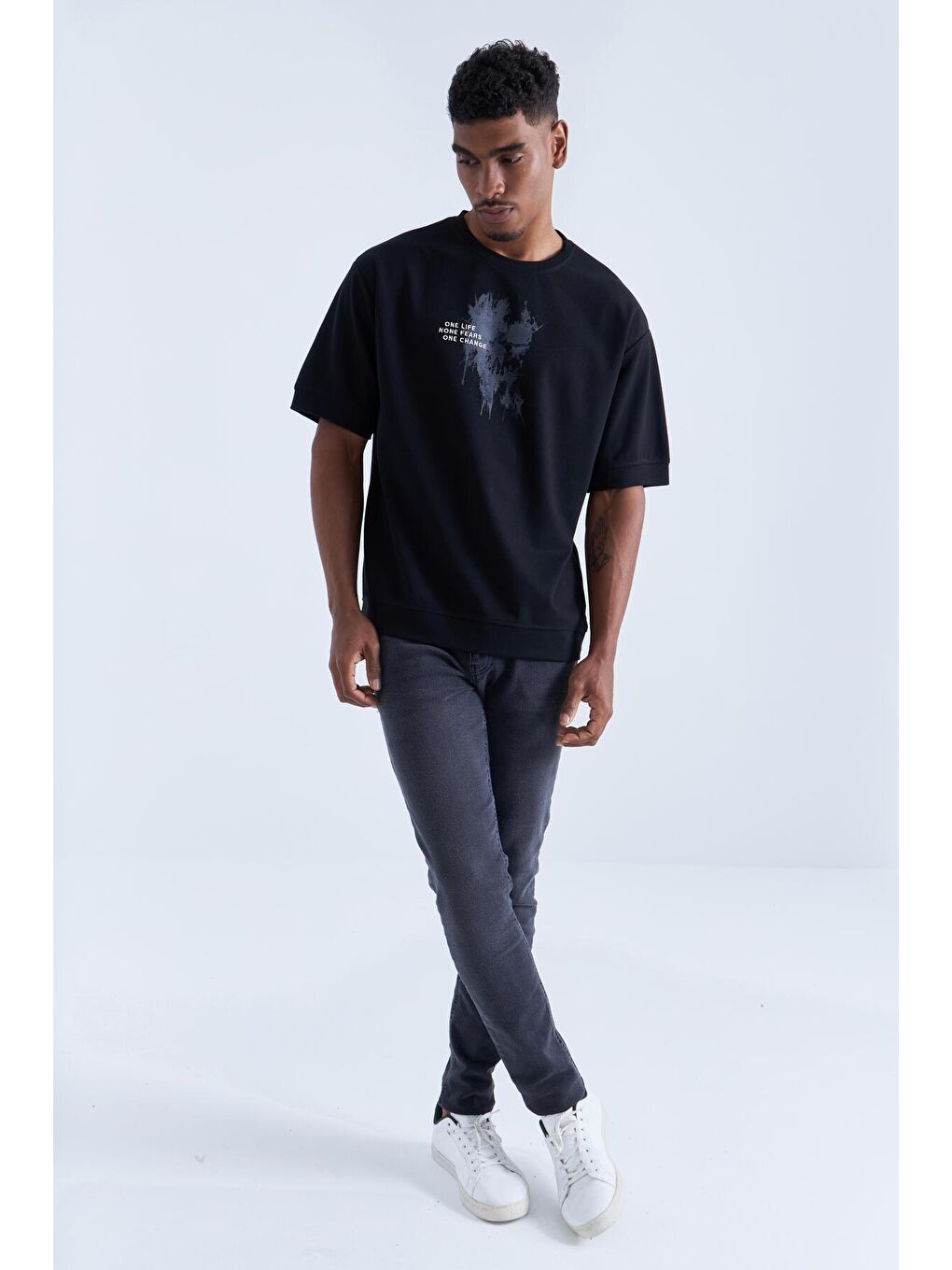 Siyah Baskılı Yazı Nakışlı O Yaka Erkek Oversize Tişört  - 88105-3