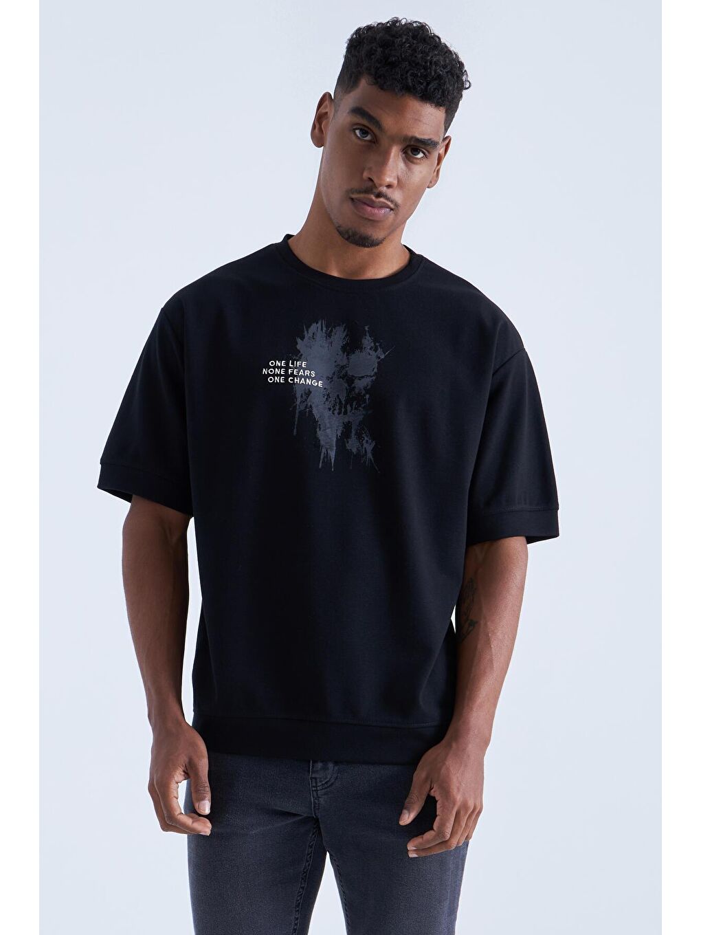 Siyah Baskılı Yazı Nakışlı O Yaka Erkek Oversize Tişört  - 88105-4