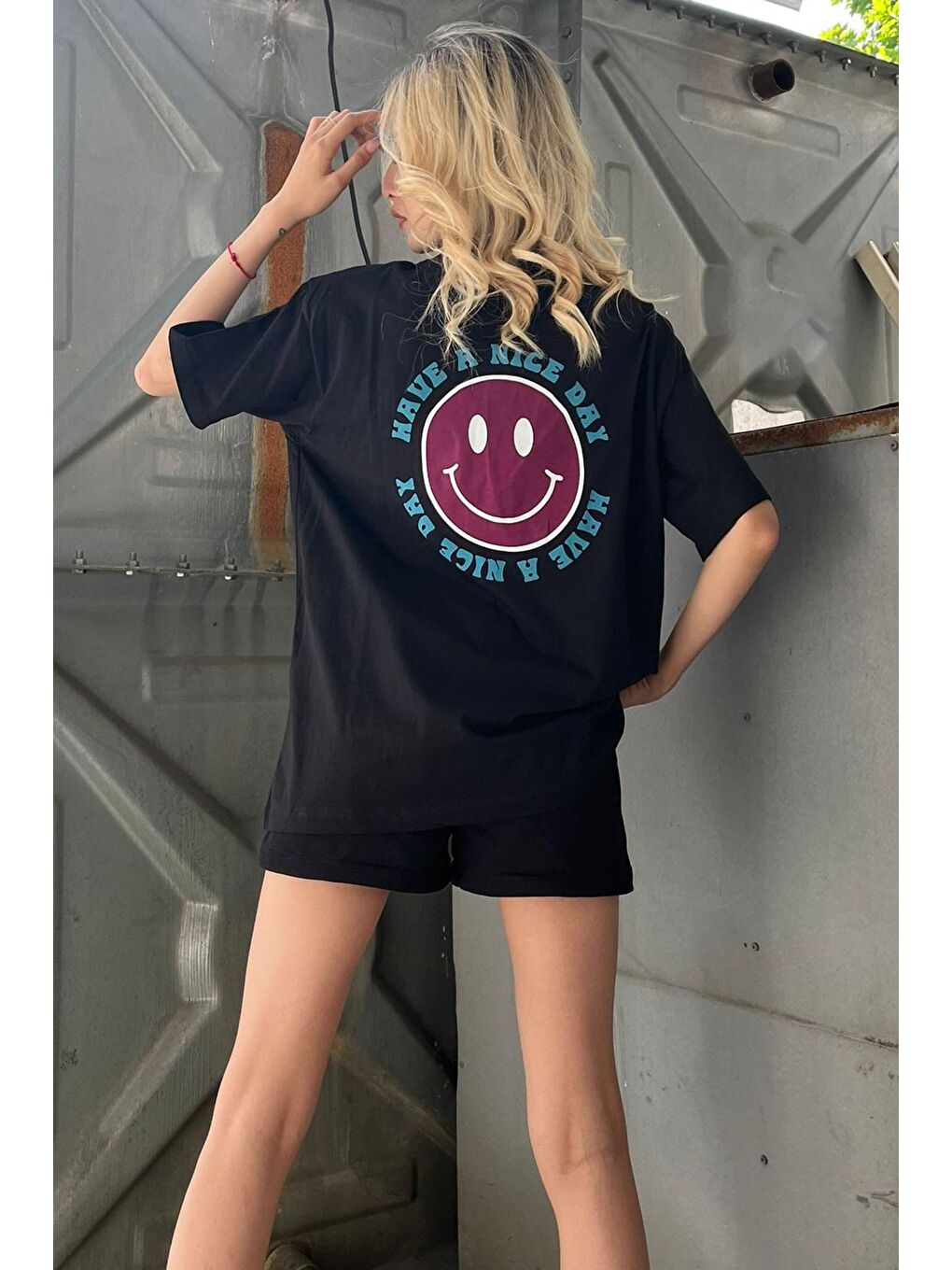 Siyah Arka Baskılı Oversize Yuvarlak Yaka Kadın Tişört