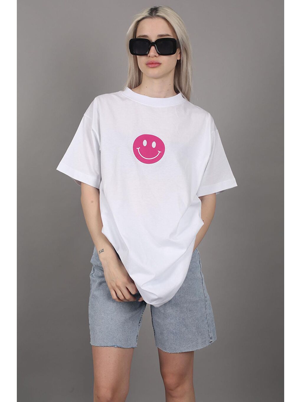 Beyaz Baskılı Oversize Bisiklet Yaka Kadın Tişört-2