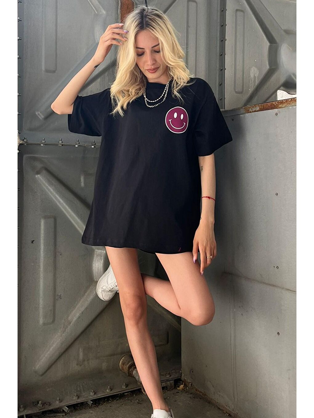 Siyah Arka Baskılı Oversize Yuvarlak Yaka Kadın Tişört-1