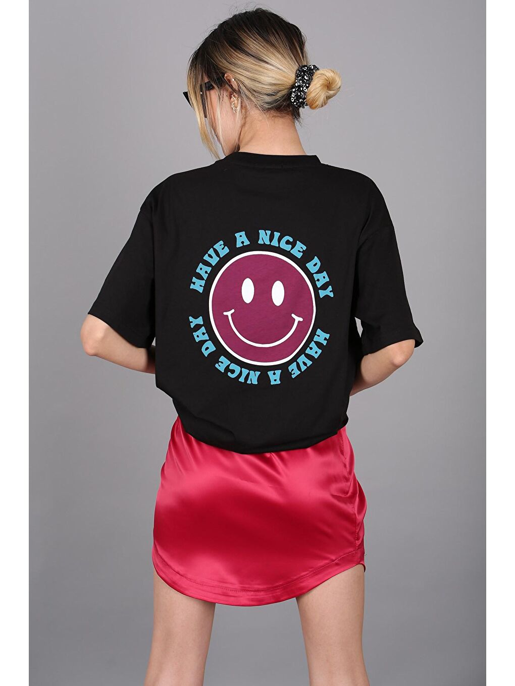 Siyah Arka Baskılı Oversize Yuvarlak Yaka Kadın Tişört-2