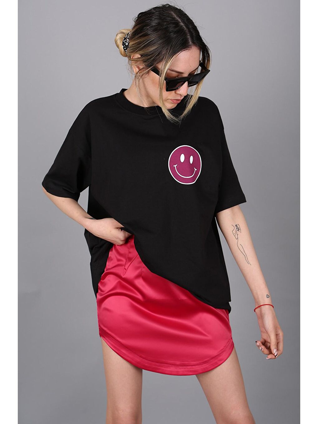 Siyah Arka Baskılı Oversize Yuvarlak Yaka Kadın Tişört-4