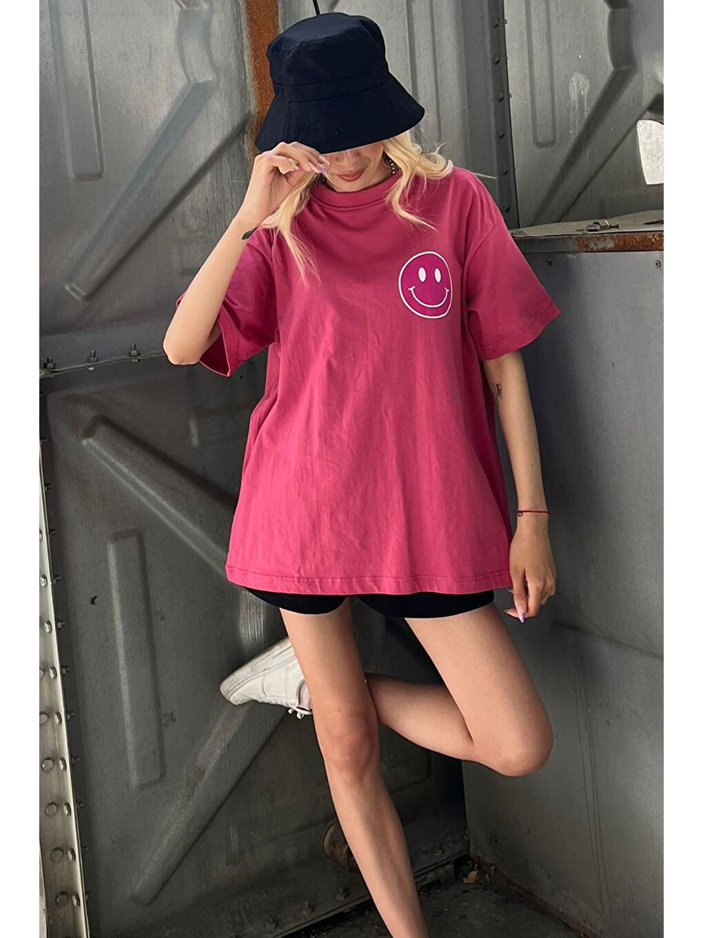 Pembe Arka Baskılı Oversize Yuvarlak Yaka Kadın Tişört-1