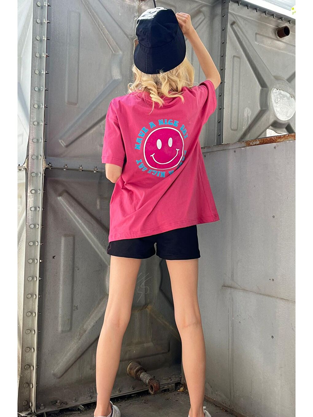 Pembe Arka Baskılı Oversize Yuvarlak Yaka Kadın Tişört-2