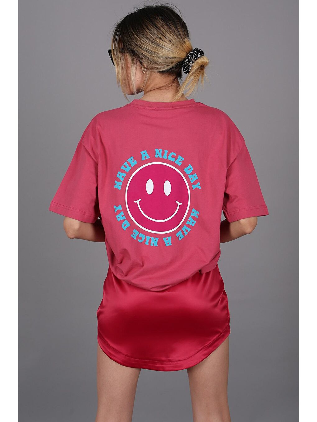 Pembe Arka Baskılı Oversize Yuvarlak Yaka Kadın Tişört-3