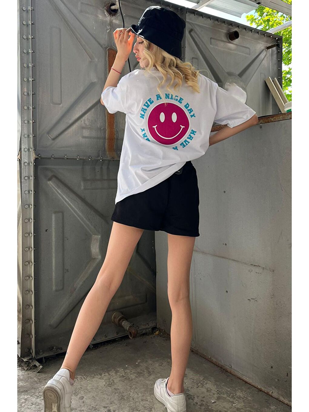 Beyaz Arka Baskılı Oversize Yuvarlak Yaka Kadın Tişört