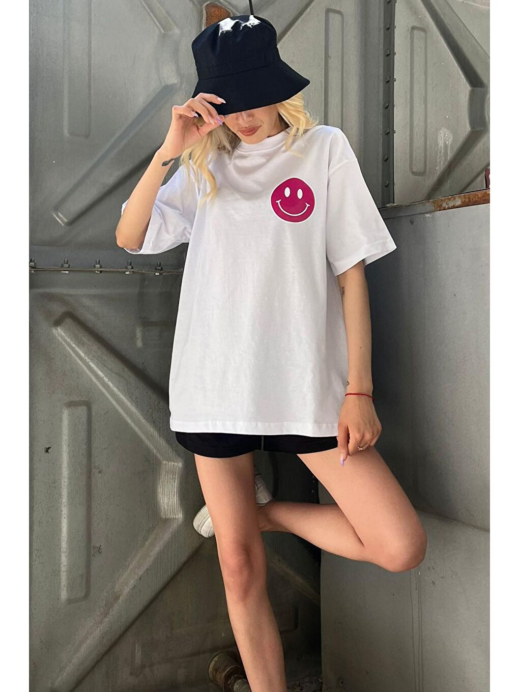 Beyaz Arka Baskılı Oversize Yuvarlak Yaka Kadın Tişört-1