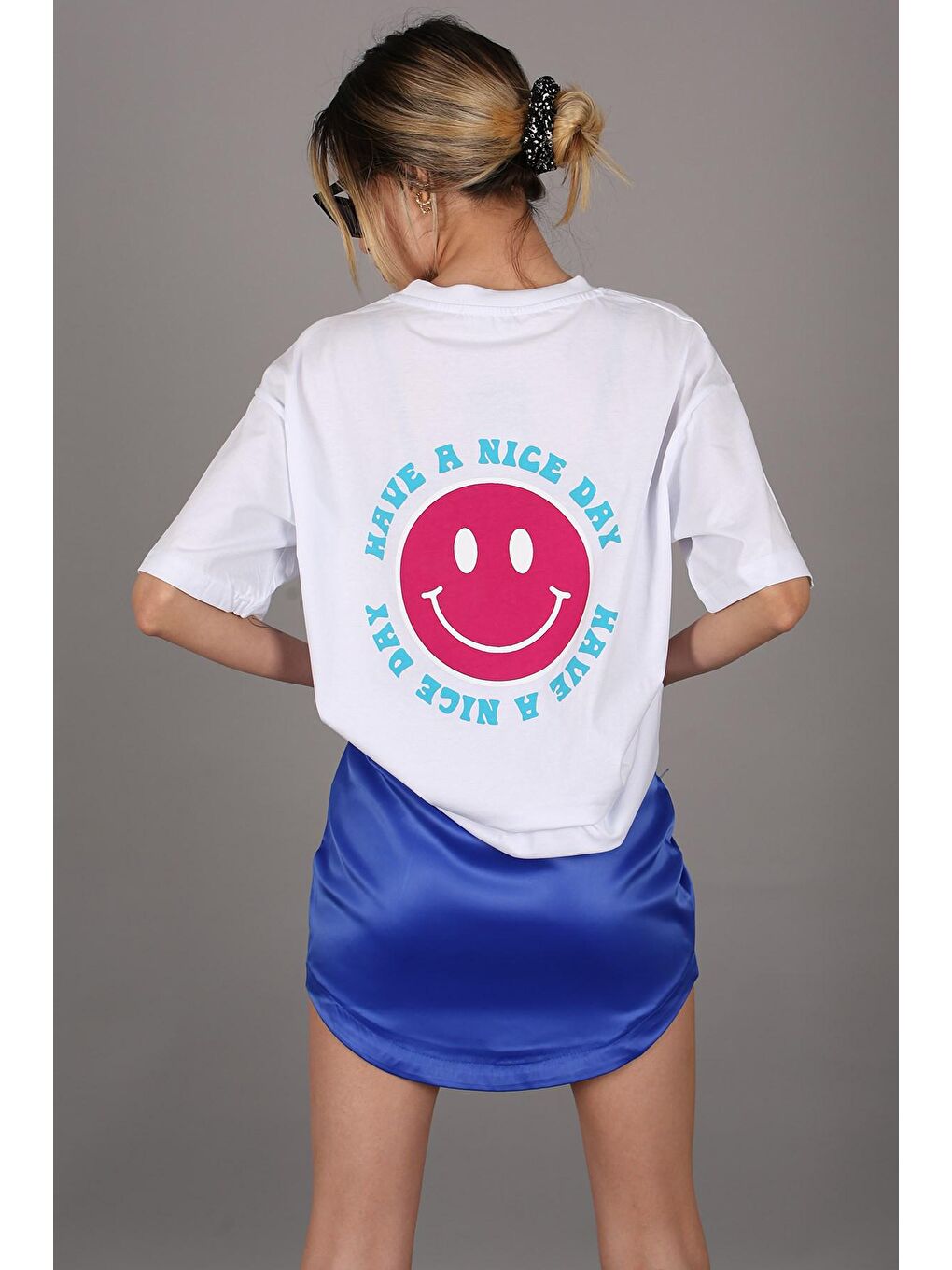 Beyaz Arka Baskılı Oversize Yuvarlak Yaka Kadın Tişört-2