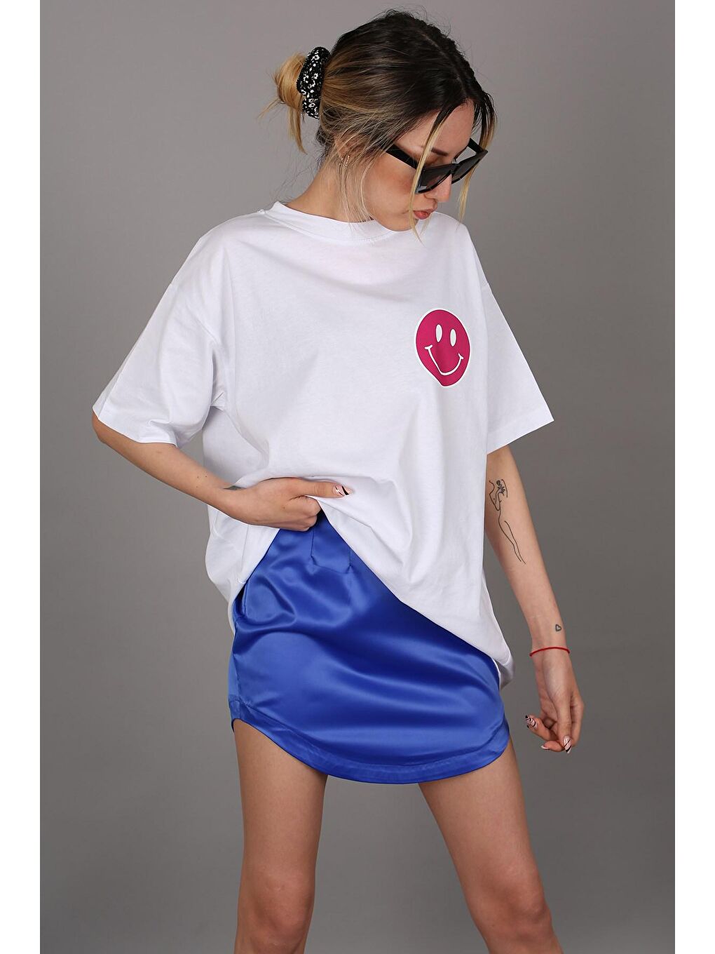 Beyaz Arka Baskılı Oversize Yuvarlak Yaka Kadın Tişört-4