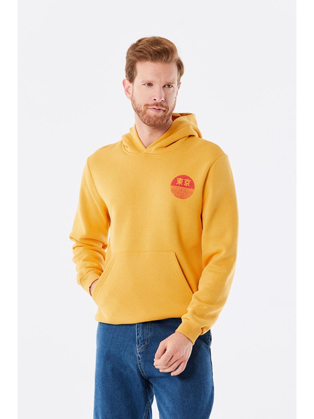 Sarı Baskılı Kanguru Cepli Kapüşonlu Sweatshirt-1