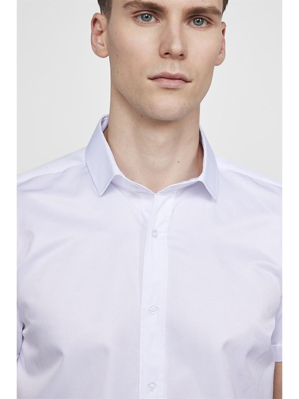 Dar Kesim Kısa Kol Düz Pamuklu Kravat Yaka Erkek Beyaz Gömlek-2
