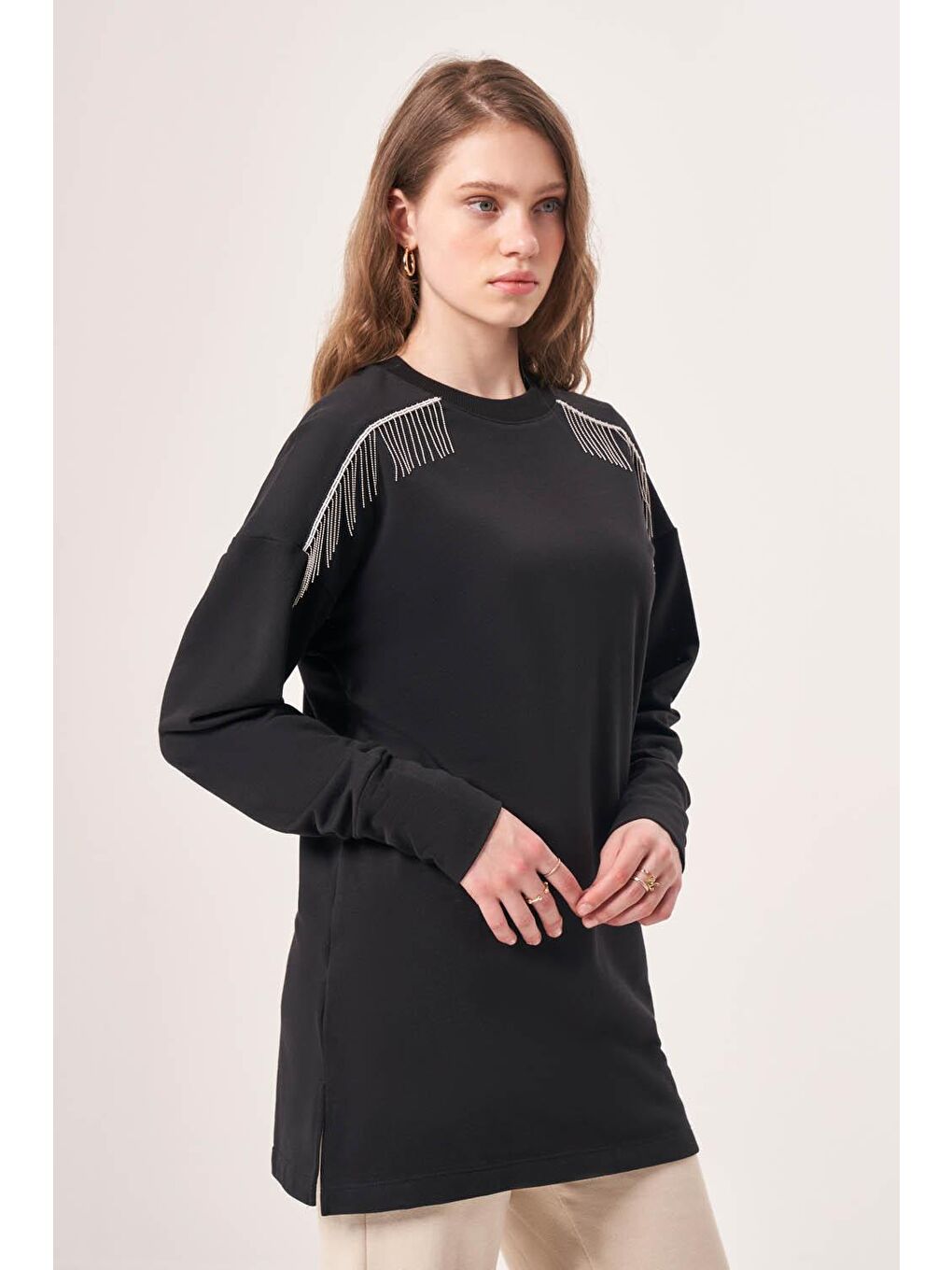 Omuzu Aksesuarlı Siyah Sweatshirt-1