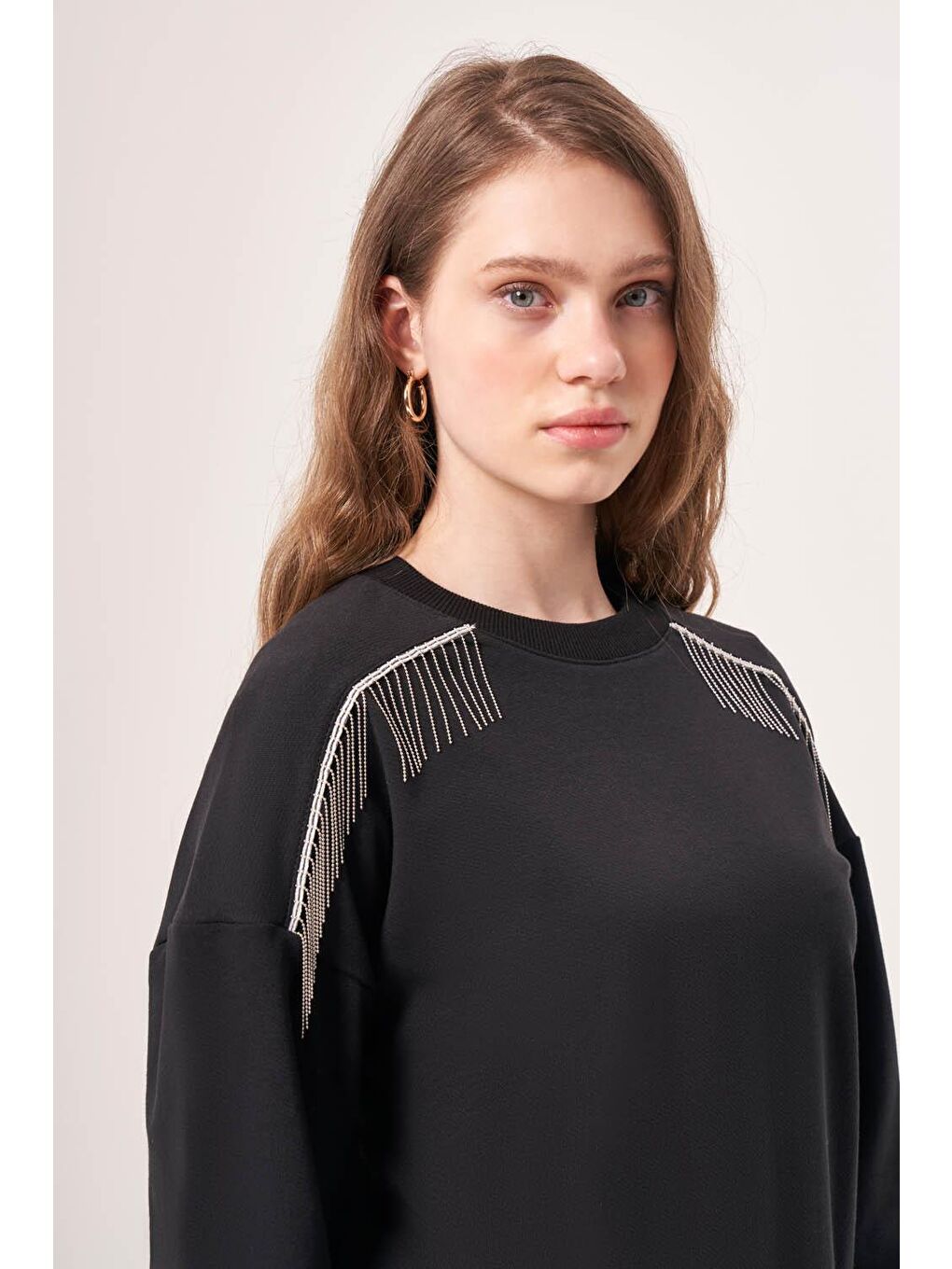 Omuzu Aksesuarlı Siyah Sweatshirt-2