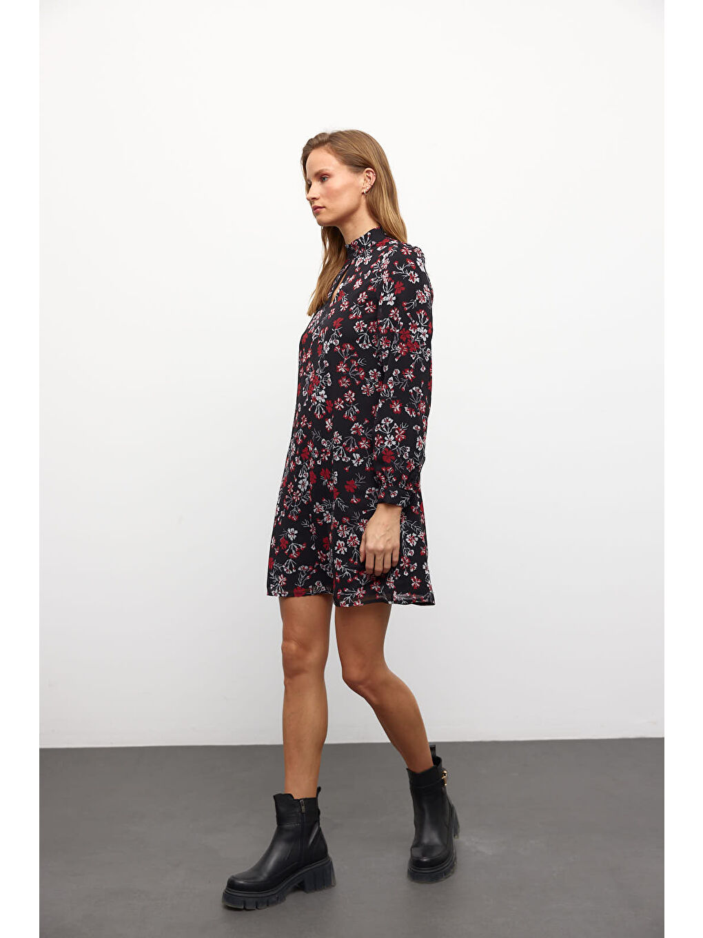 Siyah Uzun Kollu Desenli Astarlı Desenli Şifon Elbise-1