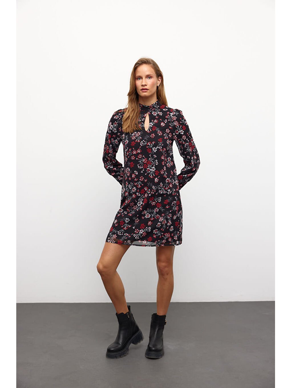 Siyah Uzun Kollu Desenli Astarlı Desenli Şifon Elbise-2