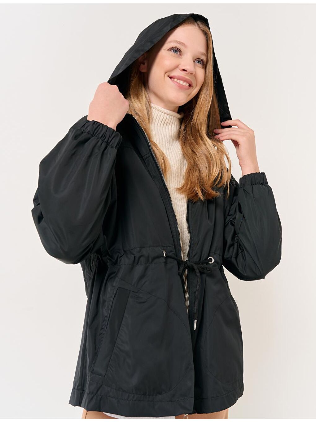 Siyah Uzun Kollu Kapüşonlu Yağmurluk