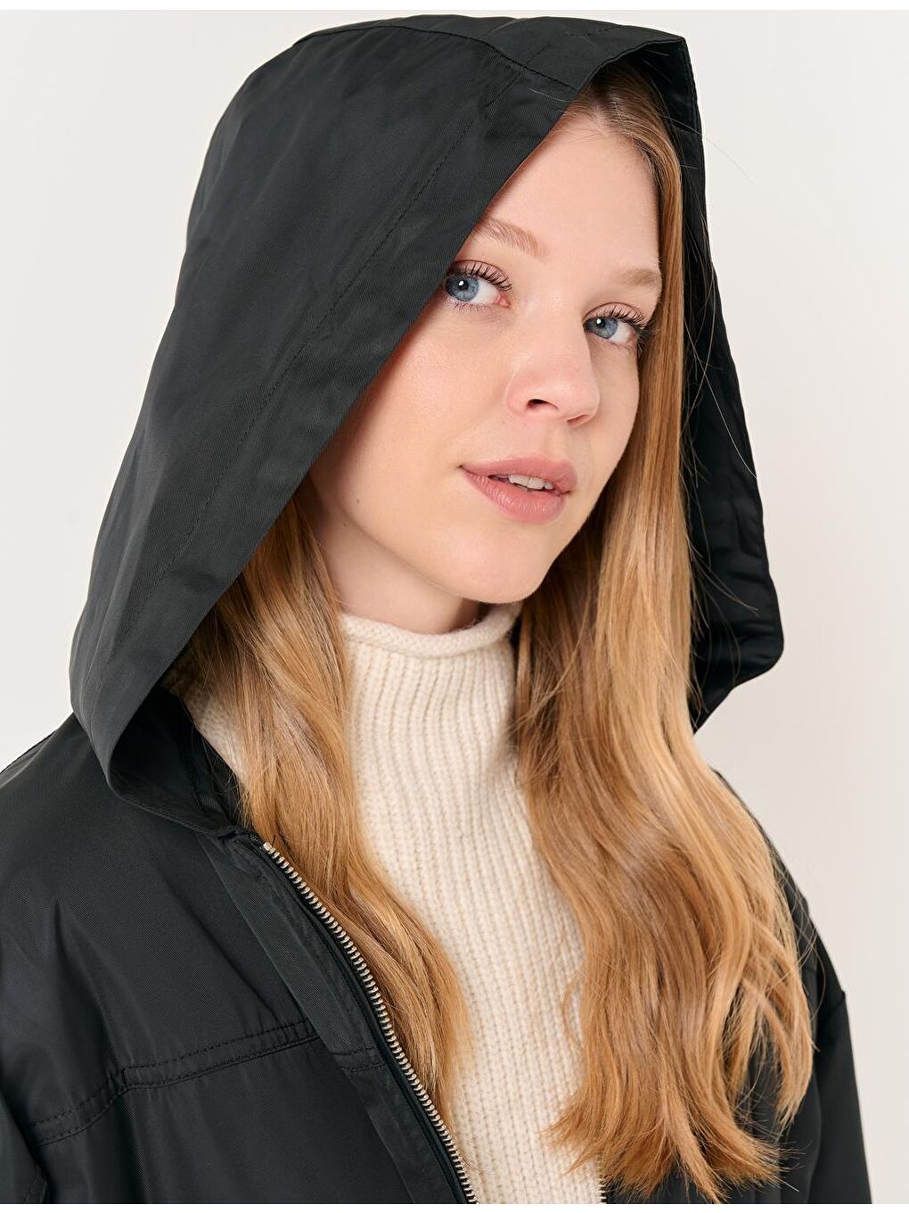 Siyah Uzun Kollu Kapüşonlu Yağmurluk-1