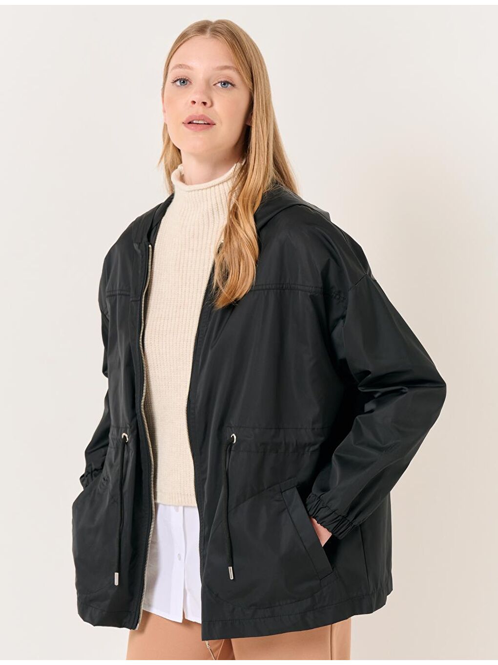 Siyah Uzun Kollu Kapüşonlu Yağmurluk-3