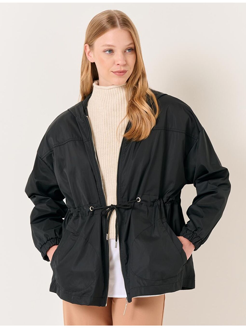 Siyah Uzun Kollu Kapüşonlu Yağmurluk-4