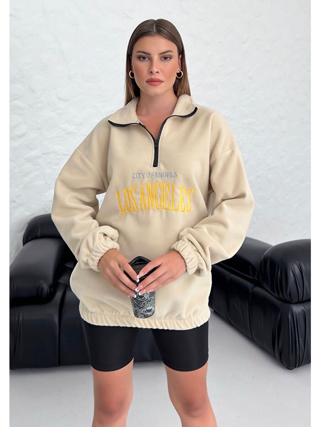 Kadın Bej Los Angeles Baskılı Oversize Yarım Fermuarlı Polo Yaka Polar Sweatshirt-1