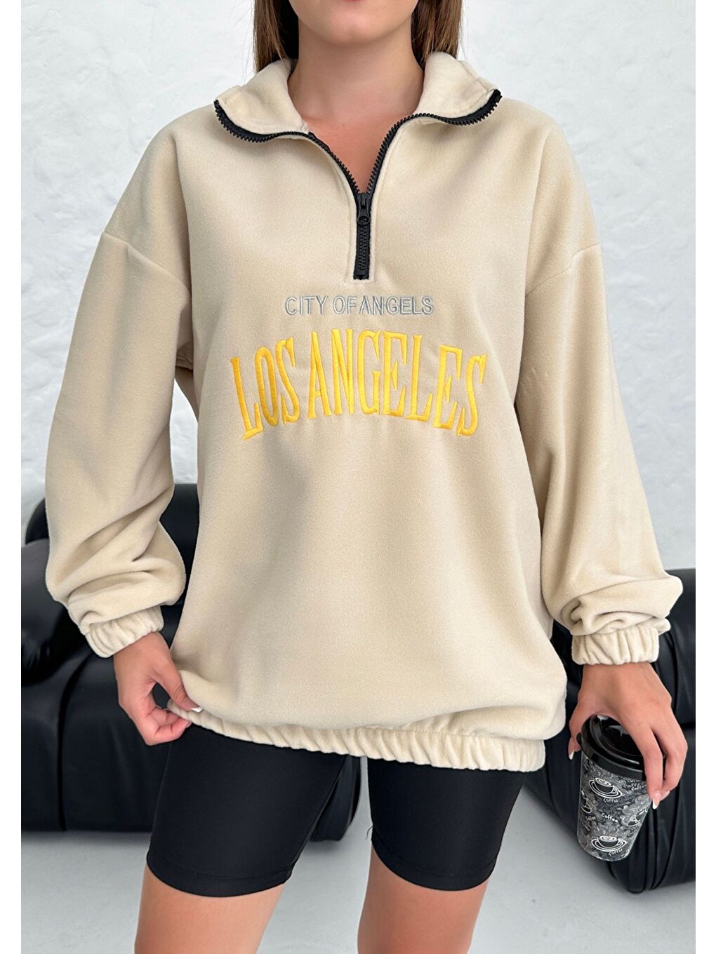 Kadın Bej Los Angeles Baskılı Oversize Yarım Fermuarlı Polo Yaka Polar Sweatshirt-4