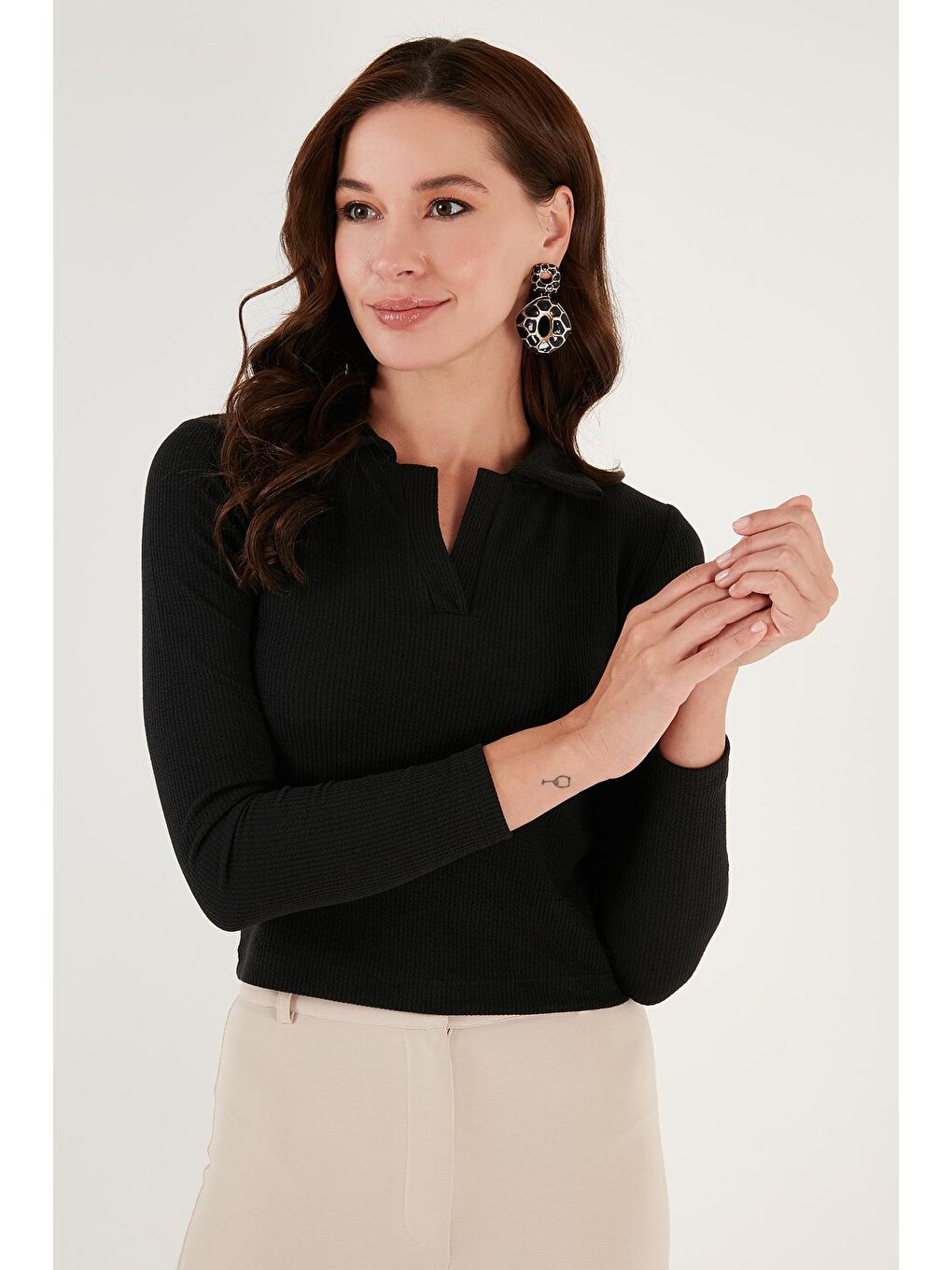 Siyah Dar Kesim Bürümcük Kumaş Fitilli Polo Yaka Bluz 5865448-2