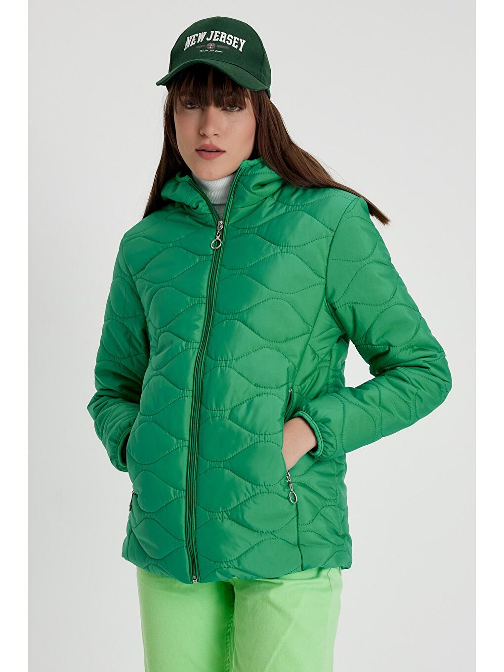 Kadın Yeşil Desenli Kapüşonlu Su ve Rüzgar Geçirmez Rahat Kalıp Kapitone Mont-1