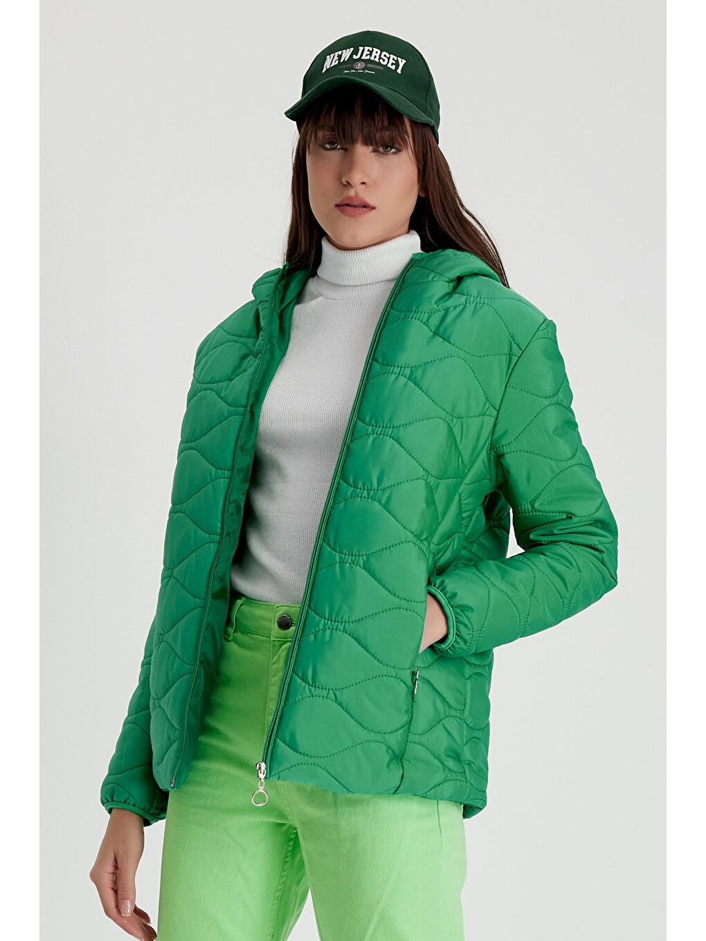 Kadın Yeşil Desenli Kapüşonlu Su ve Rüzgar Geçirmez Rahat Kalıp Kapitone Mont-2