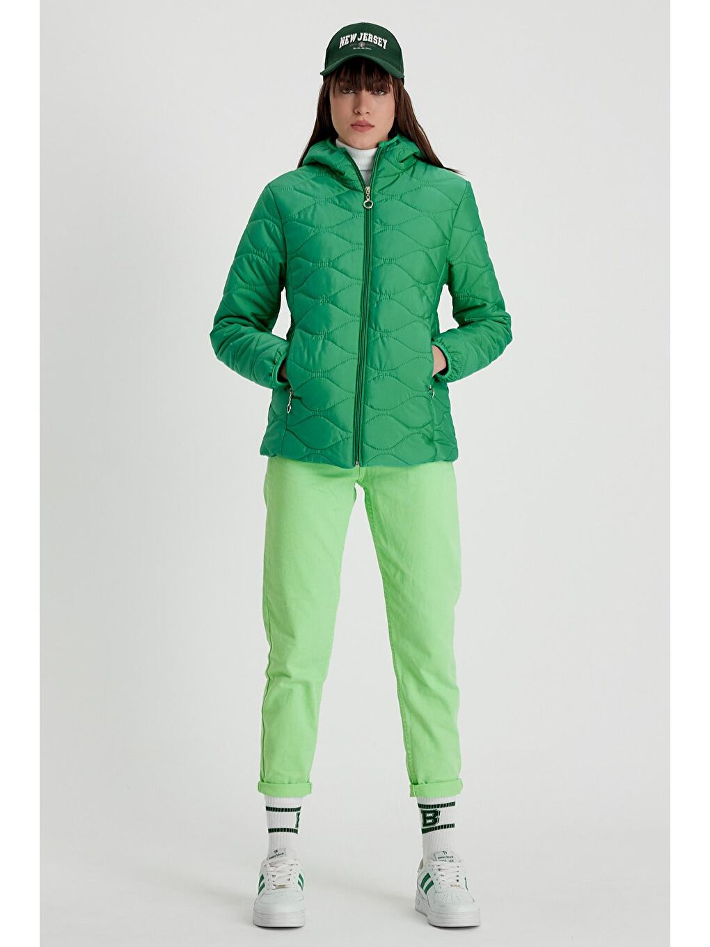 Kadın Yeşil Desenli Kapüşonlu Su ve Rüzgar Geçirmez Rahat Kalıp Kapitone Mont-3